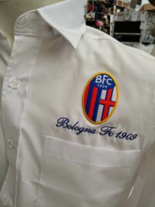 Ricamo su camicia logo del Bologna FC