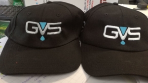 Cappellino ricamato a due colori con logo GVS