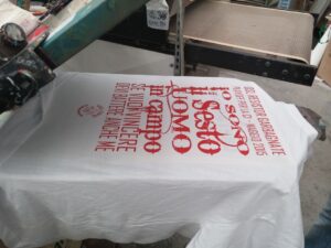 telaio di serigrafia con maglietta